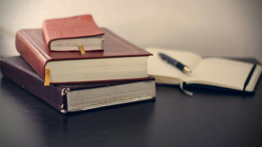 Libros de derecho y lápiz: procedimiento abreviado